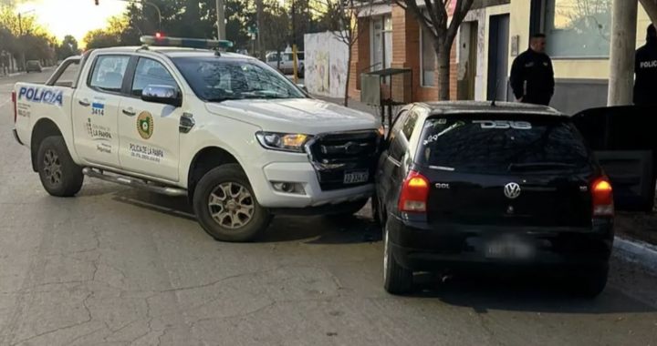 Huyó de un control, chocó un patrullero y tres policías resultaron heridos en General Acha